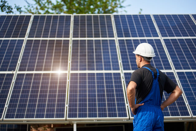 工程师独立太阳能电池板系统安装 可再生绿色能源光伏电池系统