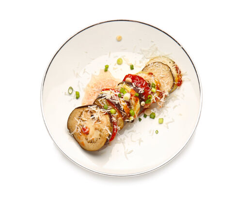 切片一盘美味的烤茄子和西红柿 白色背景许多盘子自制