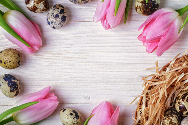 开花复活节背景粉色郁金香放在木桌上食物郁金香五颜六色