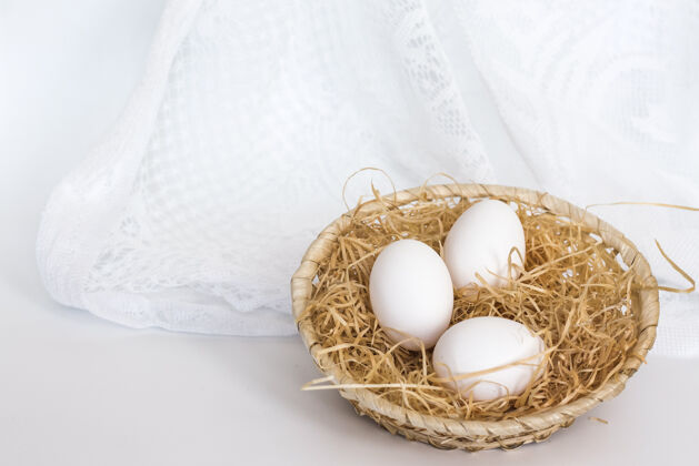封闭在白色柔和的灯光下 篮子里放着白色的鸡蛋健康鸡蛋农业