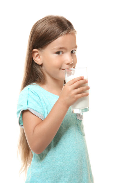 早晨可爱的小女孩喝白牛奶孩子健康维生素