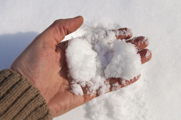 雪白雪在手心上雪花被雪覆盖手