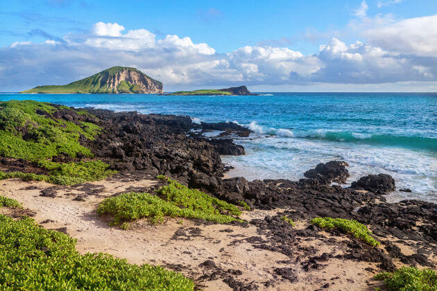 海滩靠近马卡普海滩的岩石 背景是马纳纳和高希开普群岛 夏威夷瓦胡岛海岸线水天空