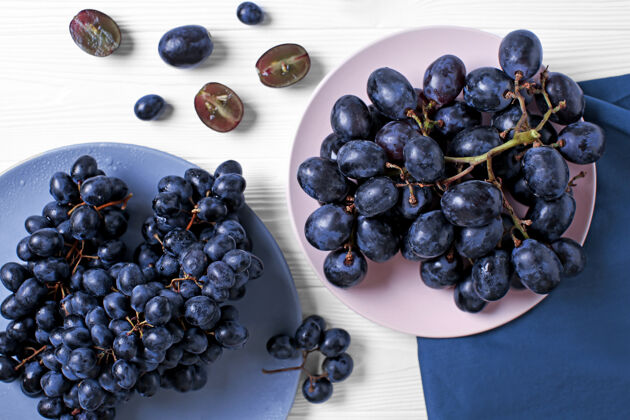 营养桌上放着熟透的甜葡萄无人问津生的葡萄
