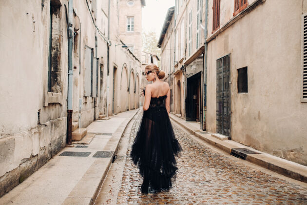 新娘一位身着黑色婚纱的时尚新娘在法国古城阿维尼翁摆出姿势立场反弹长