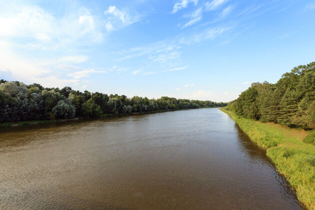 颜色这条河是在夏天拍的环境景观倒影