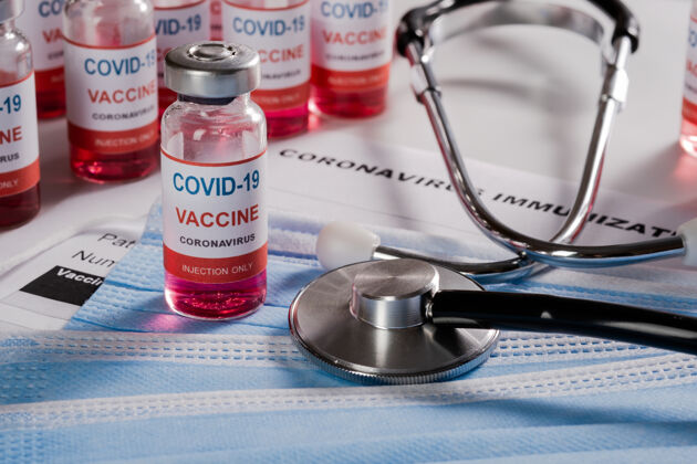 暴发新的冠状病毒感染疫苗 听诊器和干净的医用口罩抗病毒医疗药物