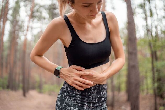 生病边缝女跑步者边抽筋后运行慢跑运动后腹痛的慢跑妇女女运动员体育 健康和人的概念症状成人女人