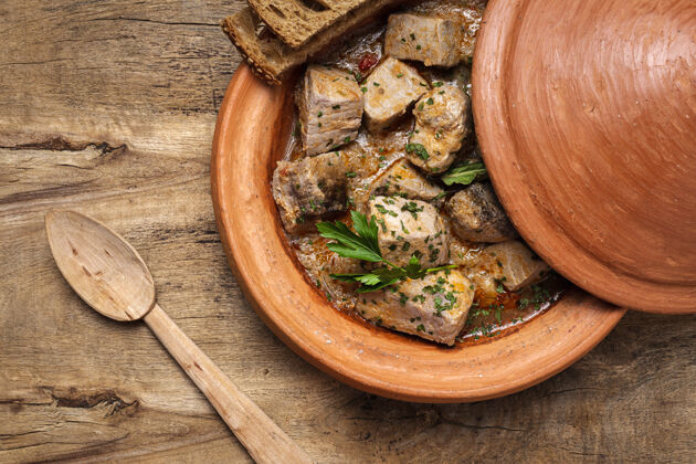 烹饪传统的自制鱼和土豆一起炖摩洛哥食物清真食品陶瓷餐海鲜