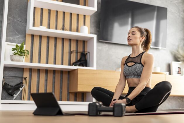 成人全镜头女人用平板电脑锻炼保健练习健康