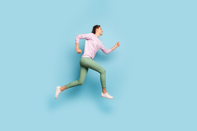 运动美女跳高冲刺终点跑马拉松冠军竞魂穿休闲粉色毛衣绿色长裤隔离蓝色时尚休闲步骤