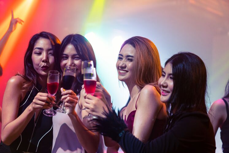 年轻年轻人庆祝聚会 喝酒跳舞音乐庆典乐趣