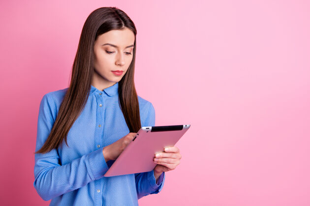 专注有吸引力的企业家浏览平板电脑的照片女性代理年轻