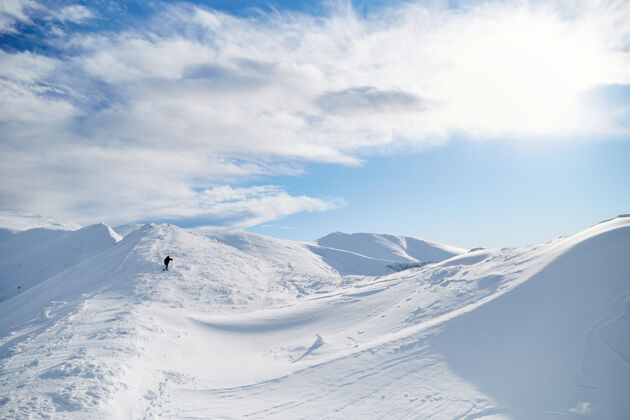 旅游在覆盖着新鲜雪的山上行走的登山者喀尔巴阡山极限冬季旅行