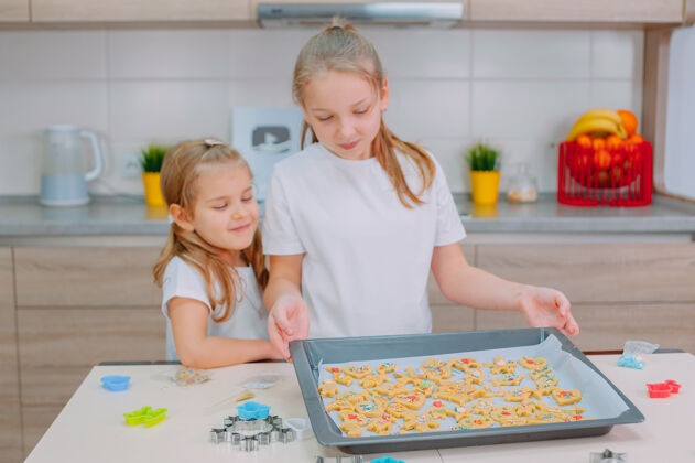 吃两姐妹在厨房做自制饼干甜点形状孩子