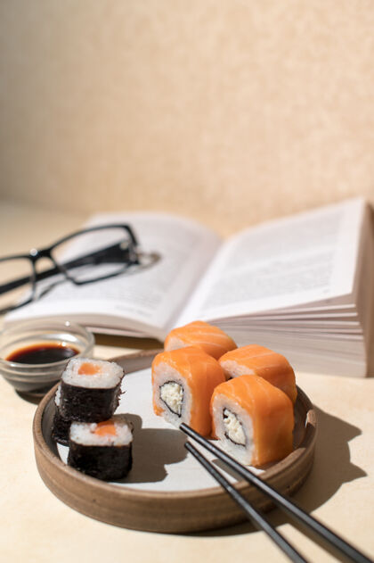 食物日本寿司卷 浅盘 米色背景.book以及午餐回家放松的概念菜肴美味菜肴