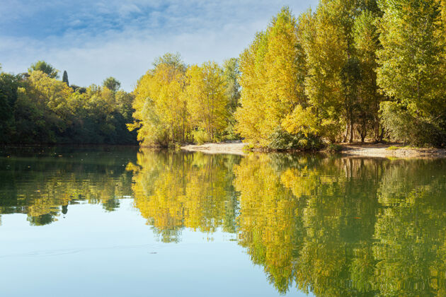 树叶秋天的时候河水平静 树叶黄黄的树叶乡村色彩