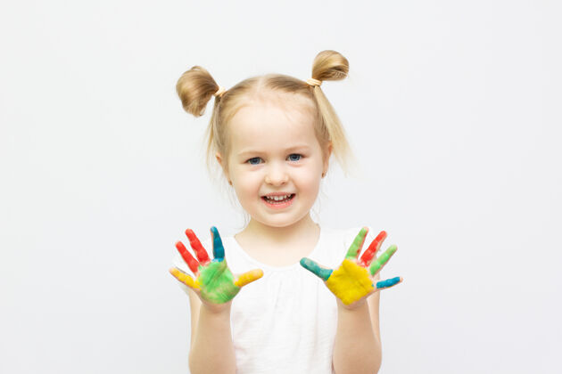 绘画可爱的小女孩手孤立的在白色背景横幅复制空间女孩幼儿园手指