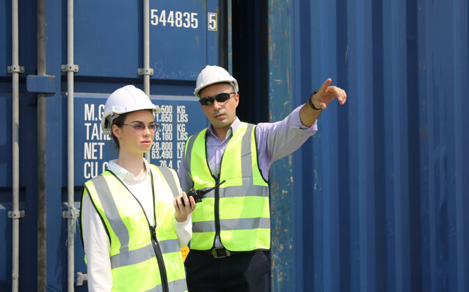 携带物流工程师控制港口 为卡车装载集装箱进出口物流概念文件中间成熟