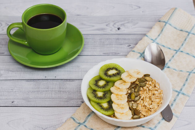 早晨美味的燕麦片配水果和咖啡 木质表1健康早餐盘子格兰诺拉麦片素食者