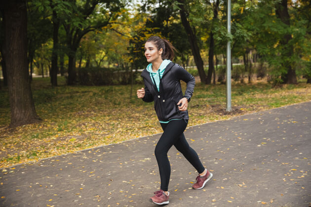 瑜伽照片惊人的年轻漂亮的健身女跑步者在公园户外跑步练习公园放松