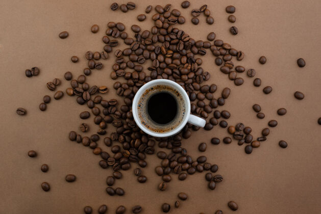 烤咖啡和咖啡豆放在棕色的桌子上种子咖啡