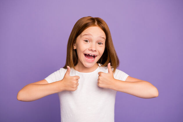 可爱相当兴奋的小姜姑娘竖起大拇指的照片竖起大拇指孩子展示