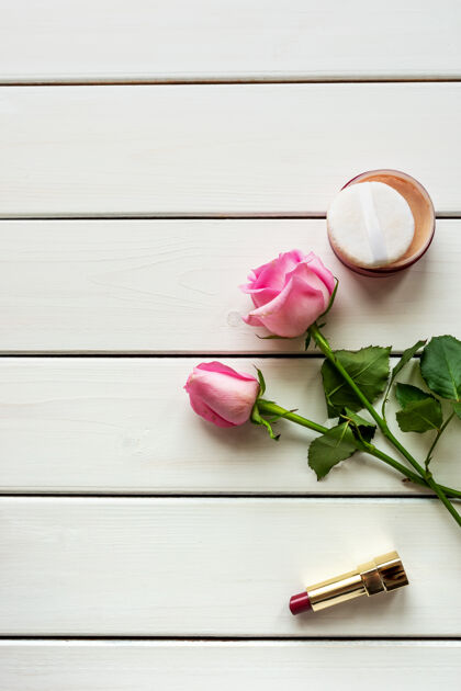 自我护理白色木质背景上的顶视图布置 包括化妆 玫瑰和复印空间妇女节 美丽和女人味的概念优雅平铺文案空间