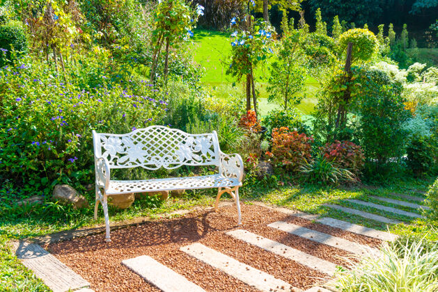 空花园里的白色空椅子小屋园艺休闲