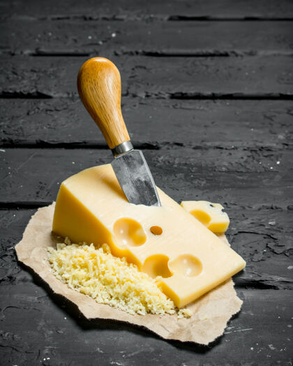 正餐带刀的新鲜奶酪意大利菜奶酪奶制品