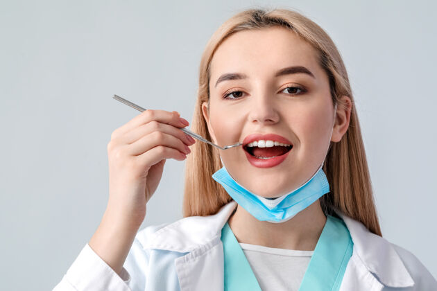 口腔女牙医在光面上治疗护理女性