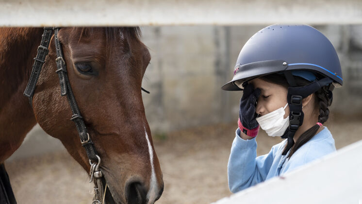 可爱亚洲学童女孩骑马 在牧场骑马或练习骑马自然种马运动