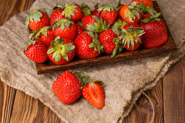 水果木盘上新鲜成熟的草莓图片 帆布布料特写花园树叶水果