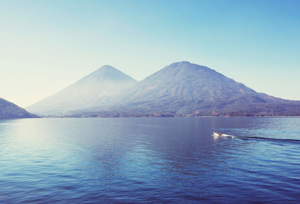 光中美洲危地马拉高地美丽的阿蒂特兰湖和火山拉各斯宁静高地