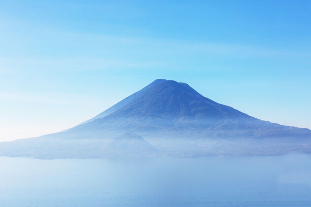 宁静中美洲危地马拉高地美丽的阿蒂特兰湖和火山海湾景观拉各斯