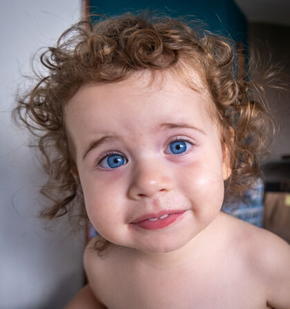 童年一个长着蓝眼睛的巴西女婴孩子时尚女孩
