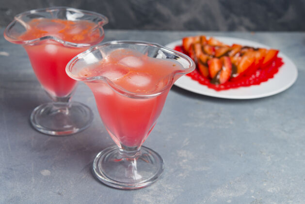 红色罗曼蒂尼克的草莓鸡特写镜头爱庆祝饮料