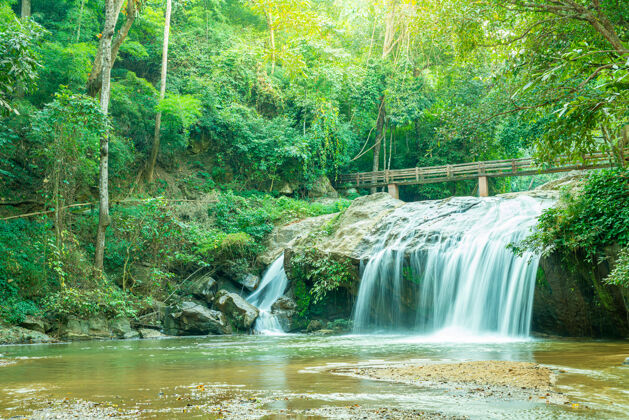 民族泰国清迈美丽的美莎瀑布树水热带