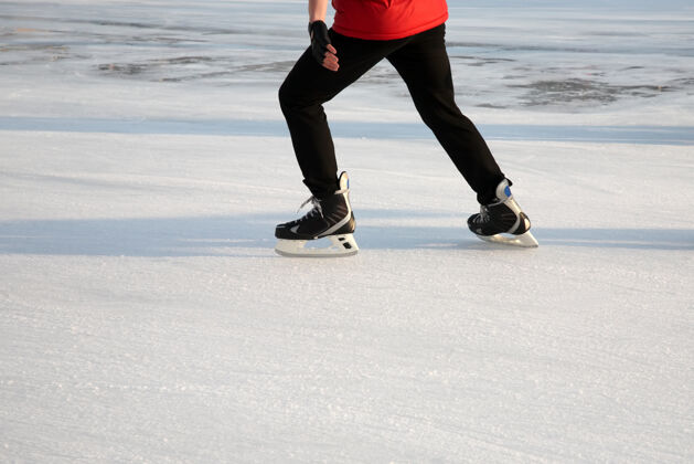 冰在阳光明媚的天气里在冰上滑冰脚娱乐比赛