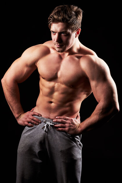 弯曲性感健美的男人运动员肌肉活跃