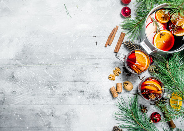 传统圣诞热腾腾的葡萄酒 芳香四溢香料一张朴素的桌子温暖圣诞节气氛