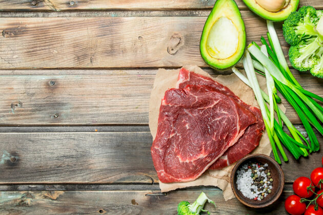 分类健康的食物种类木桌上放着生牛肉的有机食品杂货豆类豆类