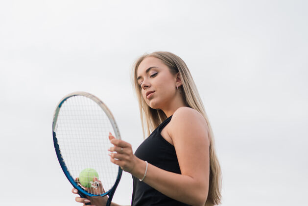 沙滩网球女运动员红土网球场的球员棕色头发女子比赛