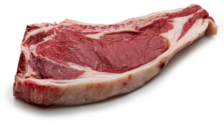 营养生的红色牛肉片（小母牛 小牛肉）白色背景上隔离饮食切食肉动物