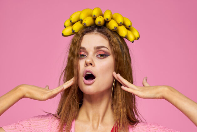女人女人用香蕉卷发水果生活方式亮丽妆容粉色饮料肖像黑发