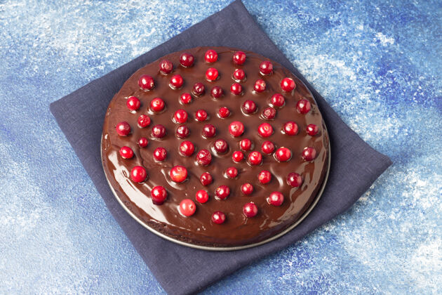 浆果巧克力布朗尼蛋糕 用小红莓装饰 在餐巾上 在蓝色的蛋糕上背景.面筋-自由健康食物美食顶视图甜点