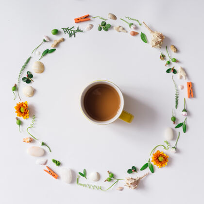 铺设自然的夏日用品与咖啡的创意搭配平底马克杯躺下叶有机形状