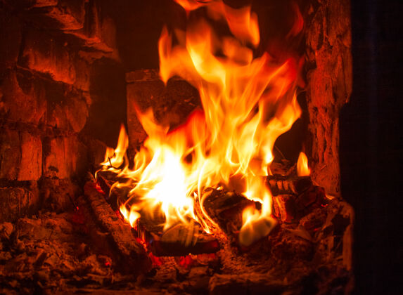 营火在壁炉里燃烧原木特写 火的自然力量辉光光火焰