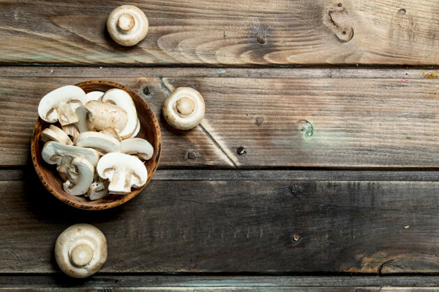 营养鲜蘑菇片碗开木桌吃晚餐烹饪