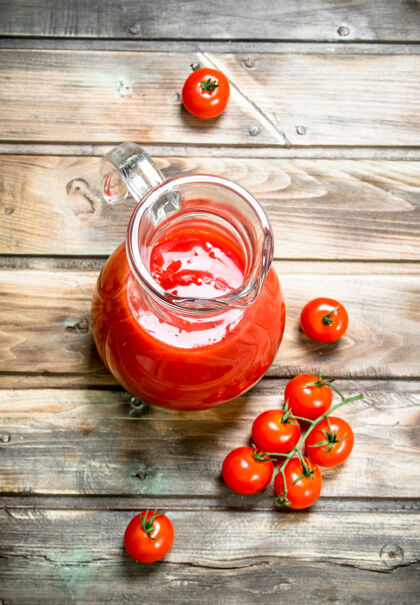 提神把番茄汁放在罐子里 把新鲜的番茄放在木桌上饮食生有机